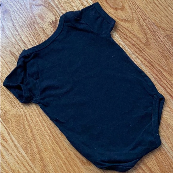 5/$20 Short sleeve onesie - Picture 3 of 3